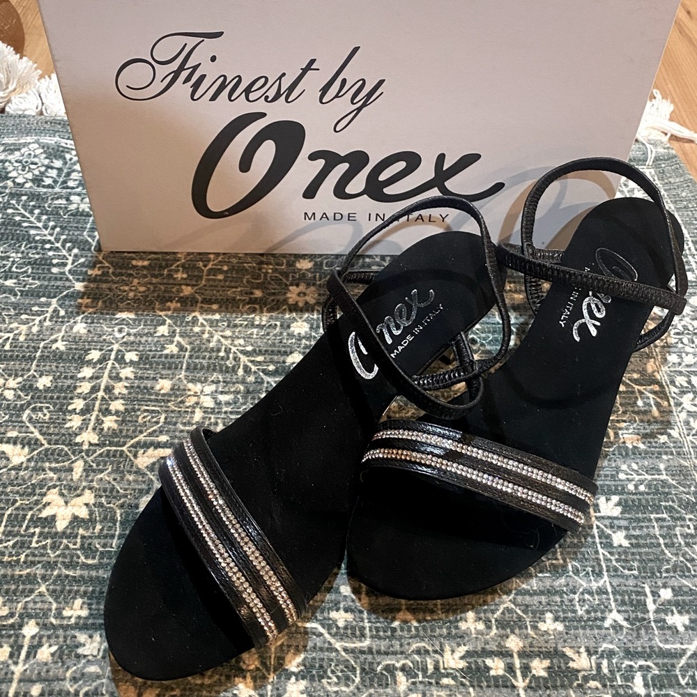 Finest by Onyx  Ladies Dress Shoes Size 9 Black with 2 rows crystals exquisite